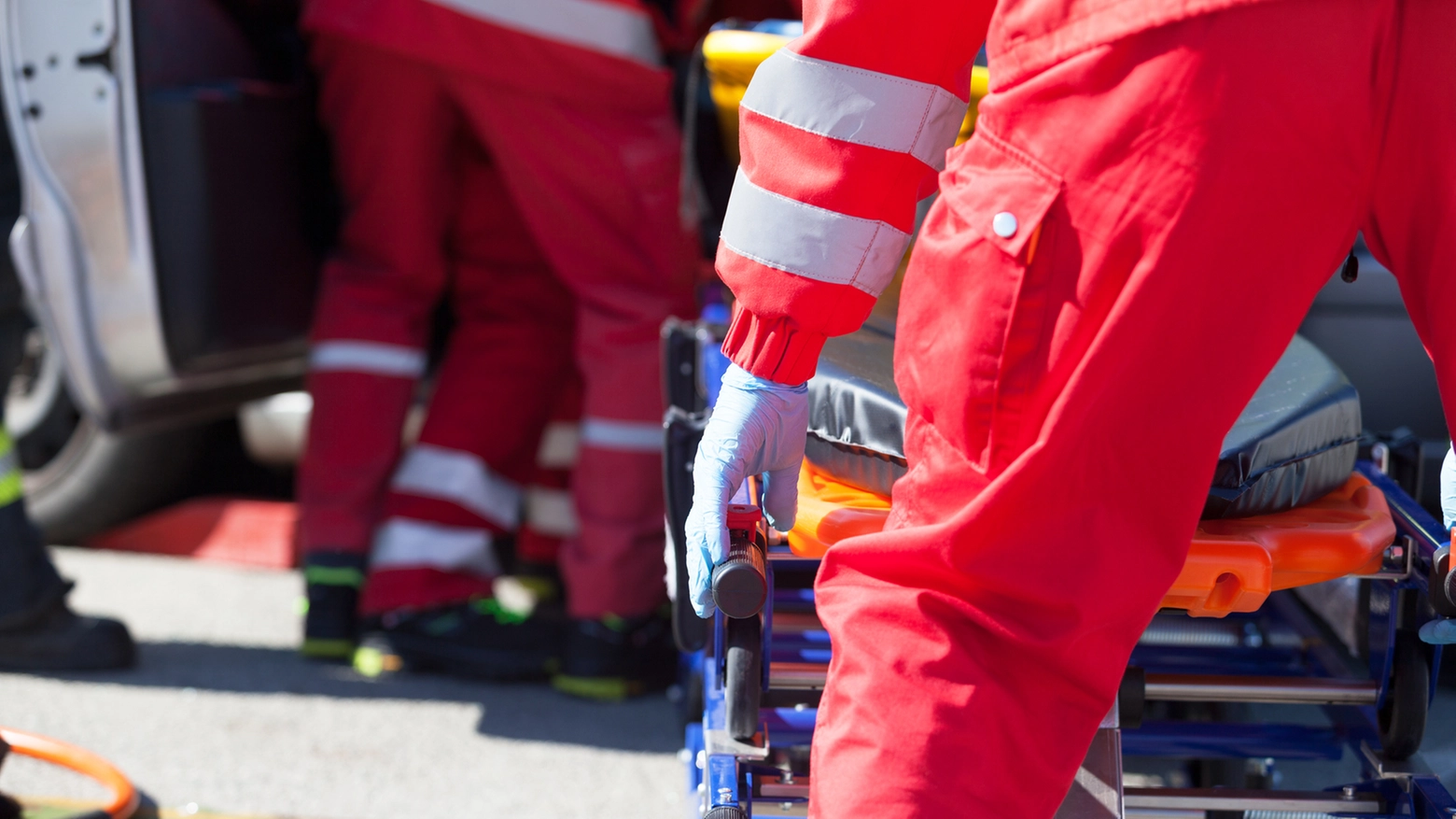 L'uomo è stato soccorso dai sanitari, ma era già morto