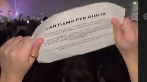 "Cantiamo per Giulia": il flashmob al concerto di Calcutta a Padova