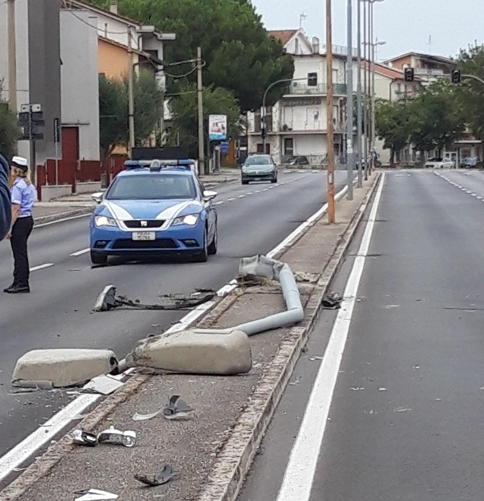 Incidente Jesi Abbatte Un Palo E Finisce Contro Il Ponte Ferita Una