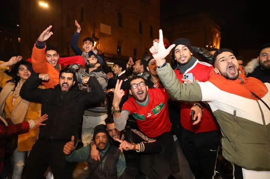 Il Marocco batte la Spagna ai Mondiali: esplode la gioia dei tifosi in centro a Bologna