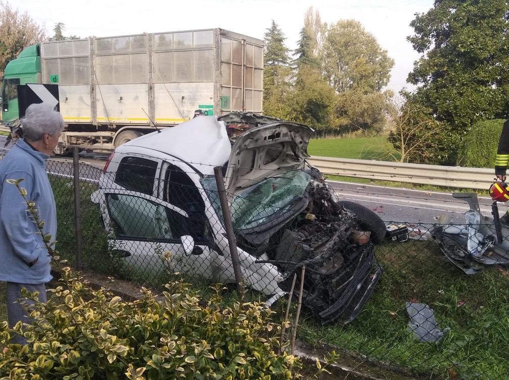 Scontro Frontale Tra Auto E Camion. Giovane Gravissimo All’ospedale