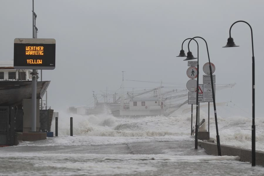 La forte mareggiata a Marina di Ravenna (foto Zani)