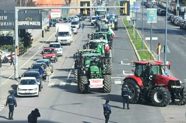Protesta agricoltori a Bologna: la manifestazione dei trattori paralizza via Stalingrado
