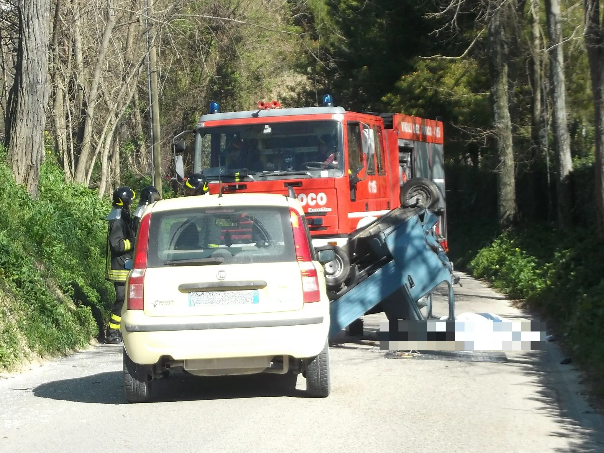 Si schianta contro l'auto, l'Ape si ribalta: muore a pochi metri da casa