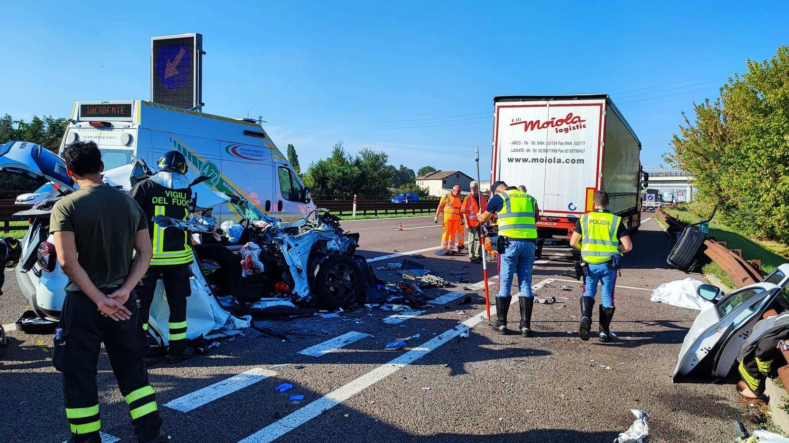 Schianto in A22, muore una donna. Autostrada bloccata per ore