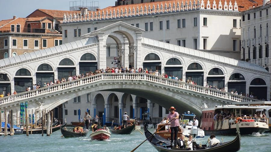 Il 22 aprile, alle 10.30 le gondole partiranno da San Marco verso i giardini della Biennale. Alle 11 i sommozzatori volontari raccogieranno i rifiuti che diventeranno opere d'arte. Alle 12, mostra al Museo Storico Navale