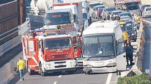 Maxi Tamponamento In Autostrada Tra Pullman E Auto: Tre Feriti