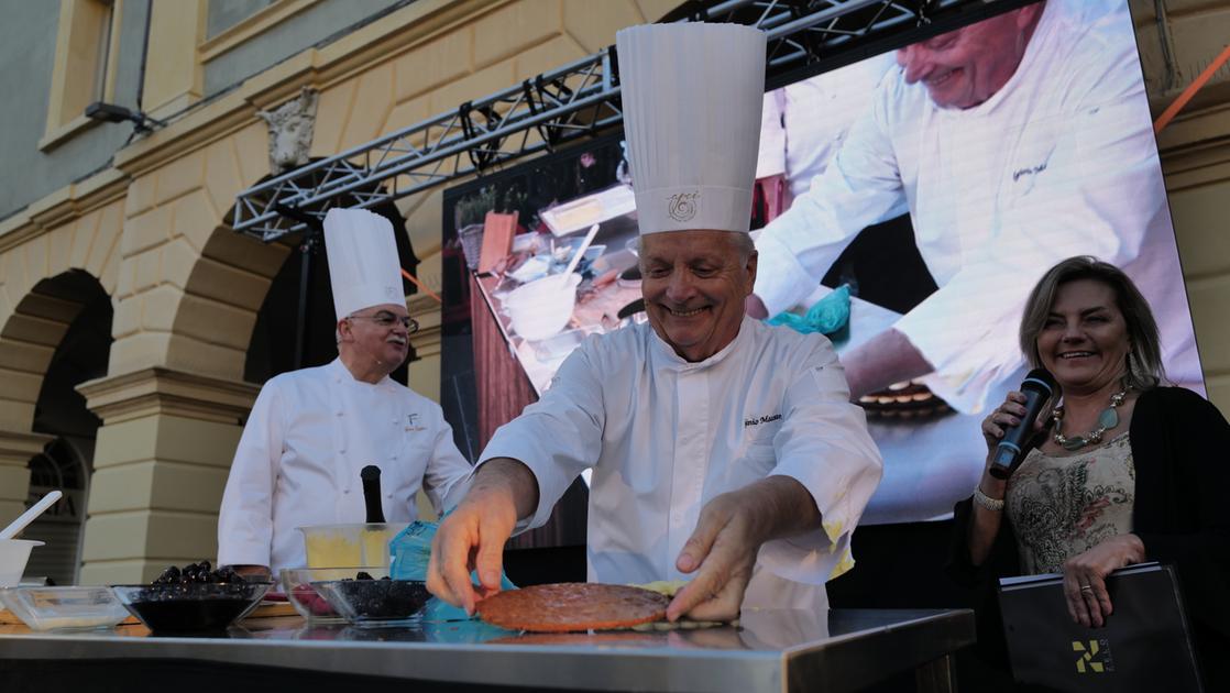 Iginio Massari a Forlì, in centinaia per lo show cooking al mercato