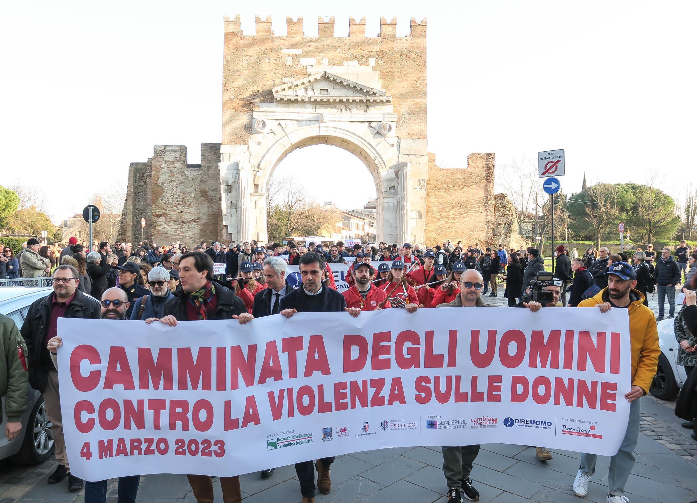 La Marcia Della Pace Gli Alpini Ora Sfilano Per Dire No Alla Violenza