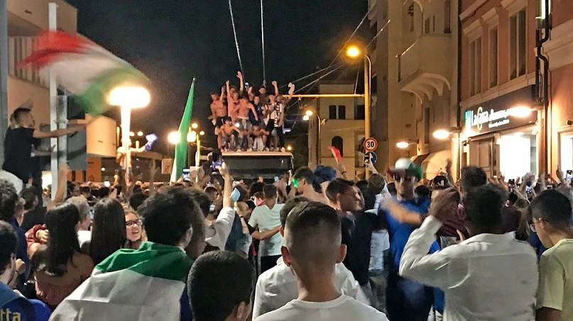 Tifosi sul bus a Riccione dopo la vittoria dell'Italia