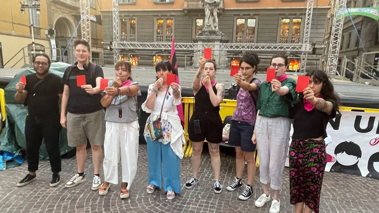 Il cartellino rosso a Portanova  Le femministe fischiano in piazza  "Pronte a contestare allo stadio"