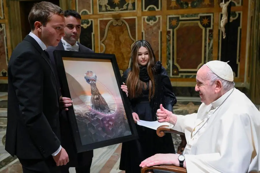 Papa Francesco compie 86 anni, compleanno al lavoro. E rivela: "Sto camminando"