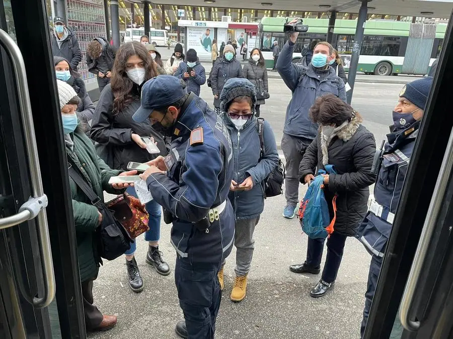 Controlli Super Green pass: al via le verifiche su treni, bus e metro. Le prime multe