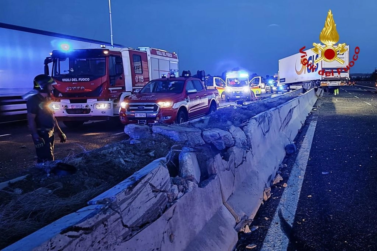 Il guardrail sgretolato dalla forza dell'urto con il camion