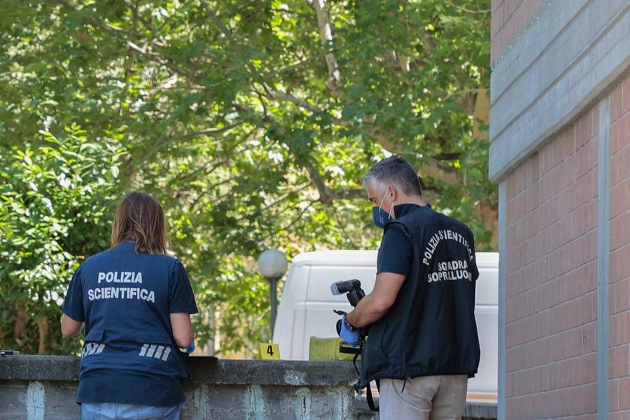 Il palazzo da cui è precipitato il bambino in via Pisacane e la polizia scientifica