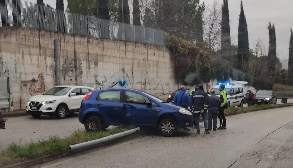 Schianto In Via XX Luglio: Auto Finisce Contro Un Palo