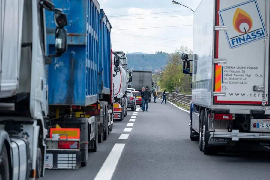 Parma, incidente su A1 tra camion: 11 chilometri di coda in direzione Milano