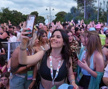 Concerto Tezenis Summer Festival a Rimini, 10mila persone in piazza per le hit dell'estate