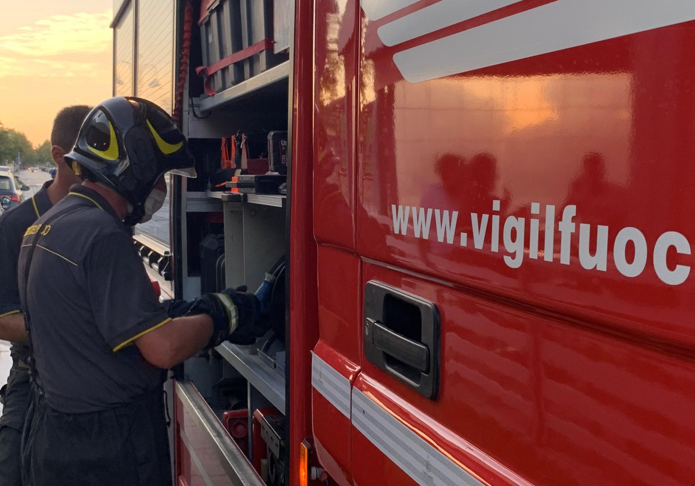 Corto Circuito Nellautorimessa A Fuoco Due Camion Di Casavecchia