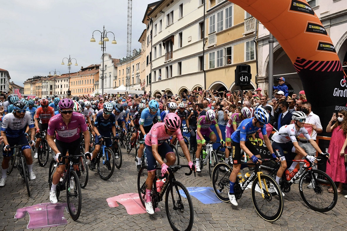 I ciclisti alla partenza di una tappa del Giro d'Italia 2023 (foto ANSA)