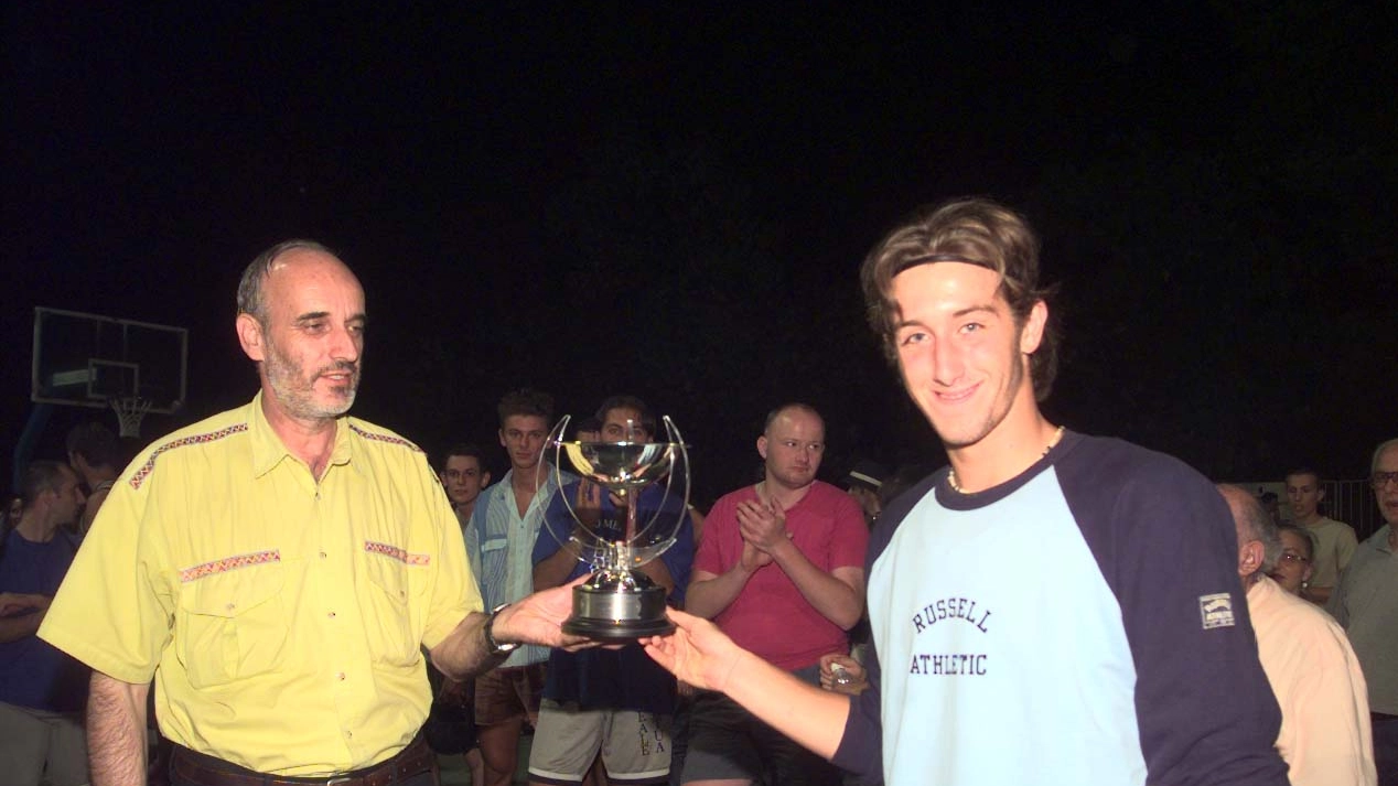 Luciano Valente, mentre premia uno dei vincitori al Playground ai giardini Margherita (foto Schicchi)