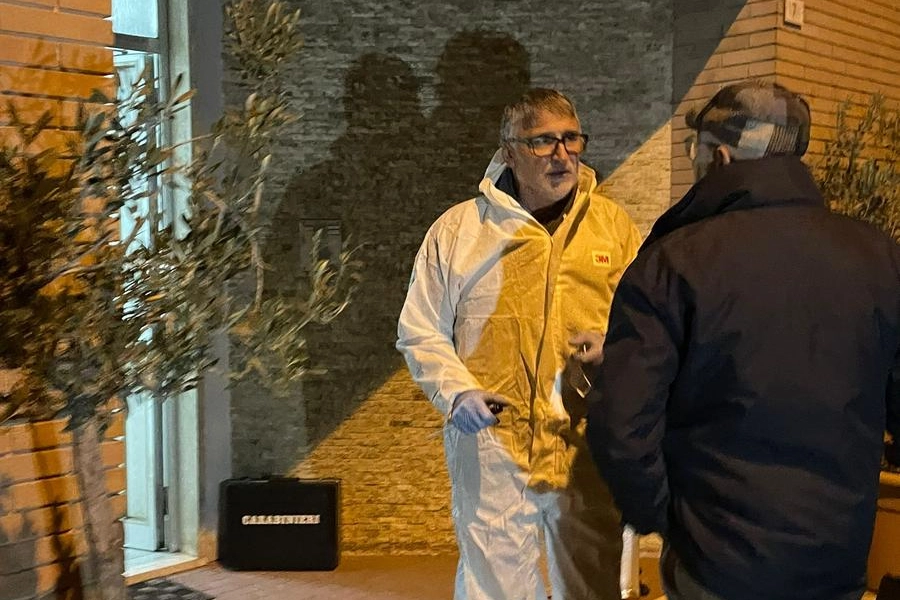 Omicidio a San Severino: uccide la madre a colpi di forbici (foto Calavita)