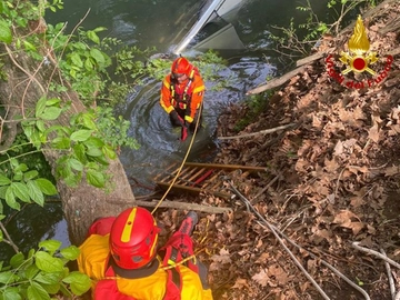 Padova, incidente stradale: sbanda, finisce nel fiume e muore