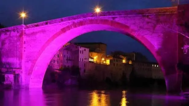 Il ponte della Concordia a Fossombrone illuminato di rosa (www.ilrestodelcarlino.it)