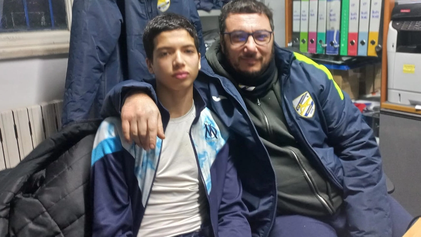 Madi, 16 anni, giocatore delle giovanili della Vf Adriatico con il suo allenatore Sergio Presicci. A sinistra, la pagina del ’Carlino’ dedicata ieri al fatto