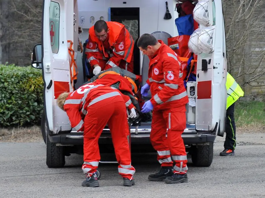 Operaio cade nella cisterna del vino nel Trevigiano. Tragedia a Cessalto: morto un 43enne