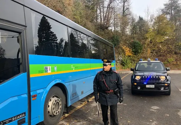 Bologna, aggredito dalla baby gang sul bus: 14enne picchiato e derubato