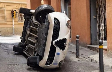 Auto capottata in via Turati, il web si spacca su Città 30