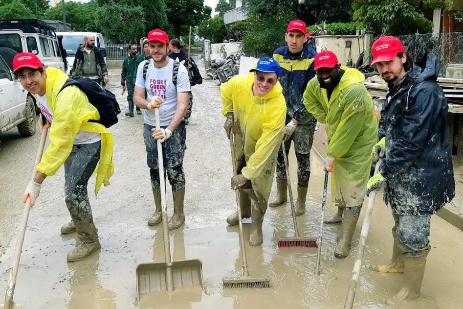 Un gruppo di amici insieme a Forlì per un addio al celibato ha deciso di unirsi alla folla di spalatori