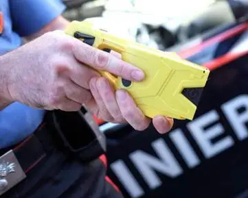 Ascoli, accoltella i carabinieri: bloccato con il taser