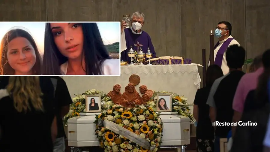 Funerale di Giulia e Alessia, amici in lacrime: "Ora stiamo vicini a Vittorio"