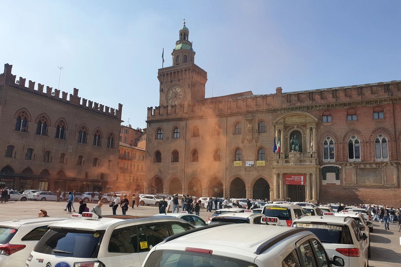 La protesta dei tassisti in piazza Maggiore a marzo: trovare un mezzo in certi giorni e a determinati orari può essere difficilissimo