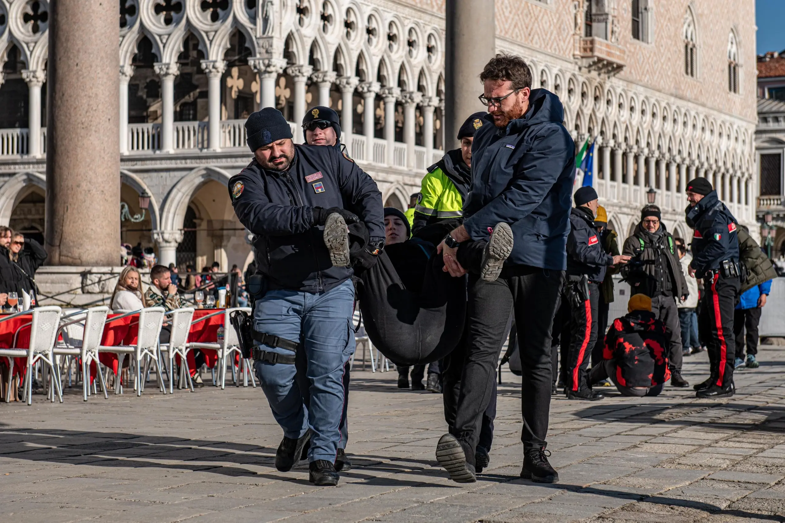 Fango Contro La Basilica Di San Marco: Gli Attivisti Per Il Clima ...