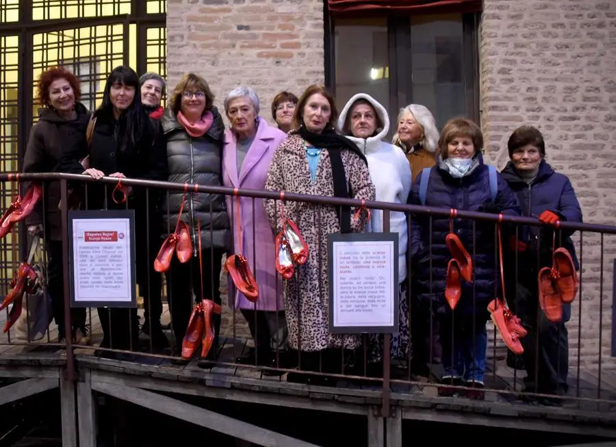 ‘Scarpe rosse’, simbolo contro il femminicidio