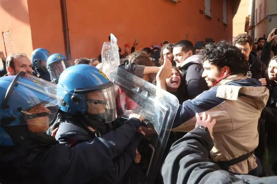 Sgombero a Bologna, scontri tra manifestanti e polizia: ferito un agente. Diretta