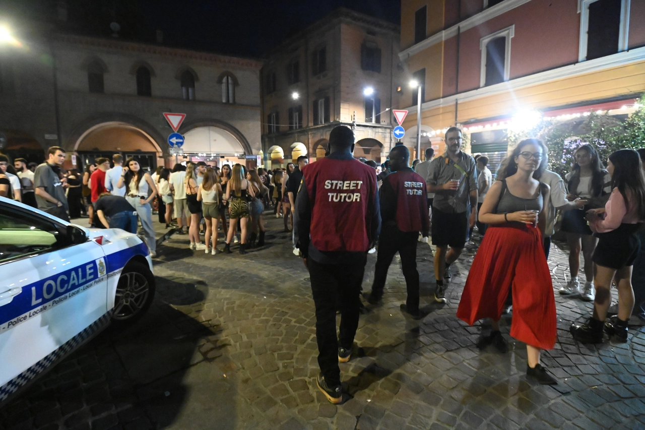 Street tutor in mezzo alla movida di piazza Aldrovandi