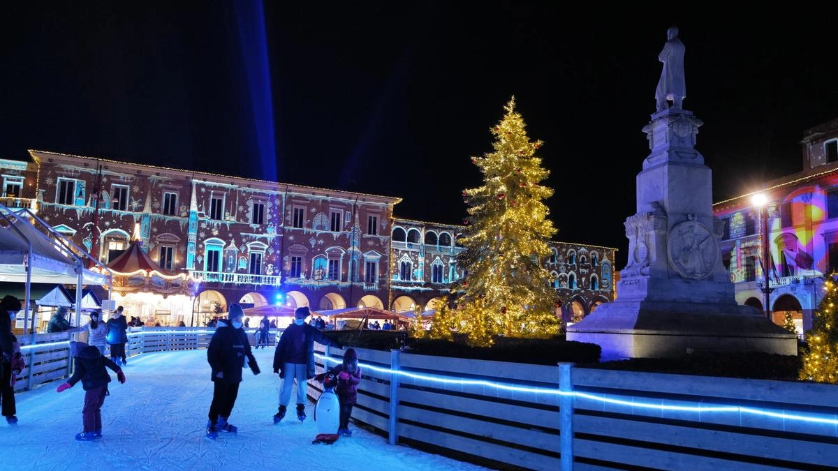 In centro storico ‘inizia’ il Natale. Festa per l’accensione dell’albero