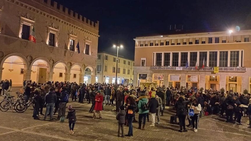 L'aperitivo no vax di Pesaro (foto Toni)