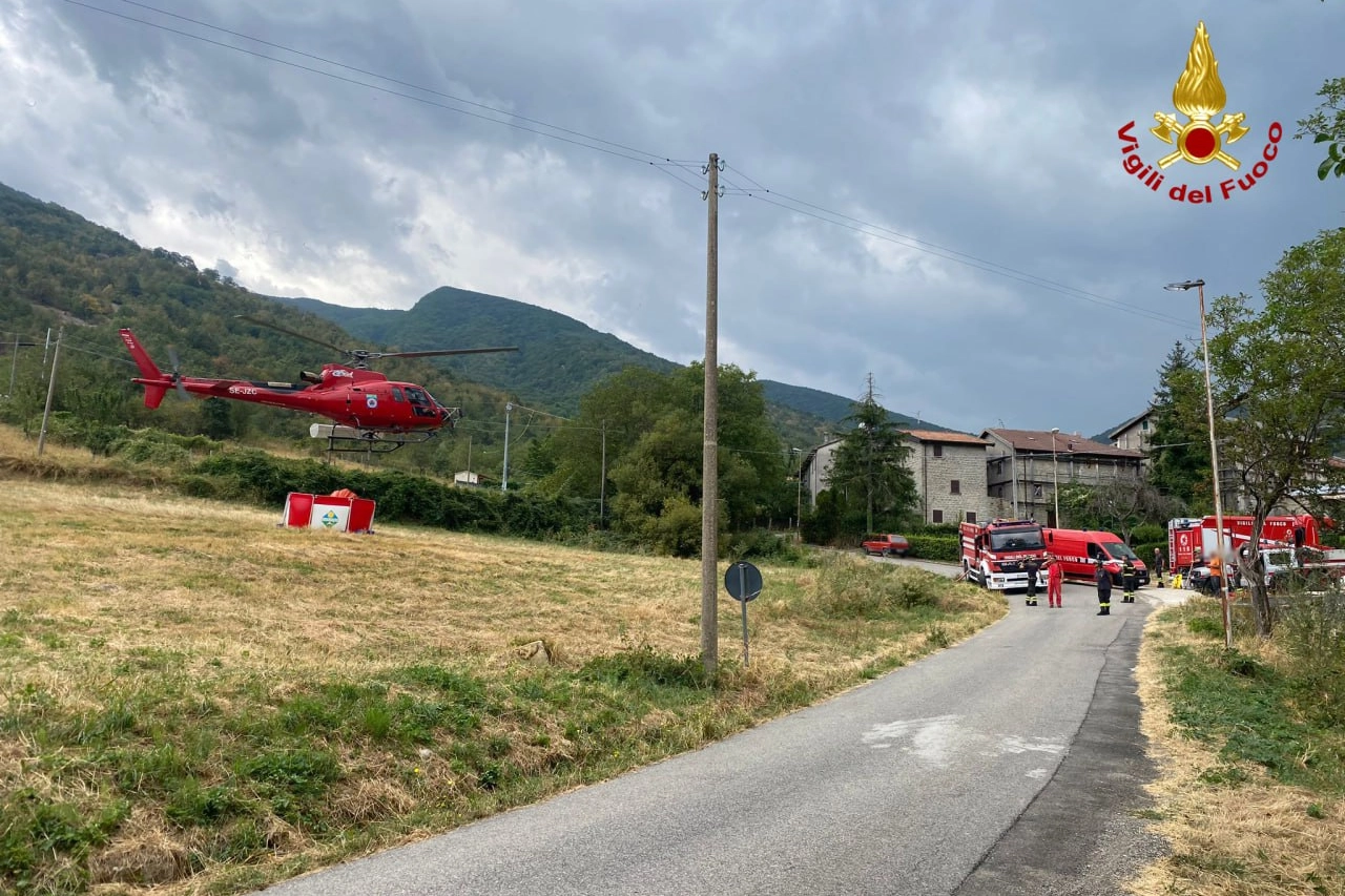 Incendio a Montegallo, alle porte del Parco dei Sibillini