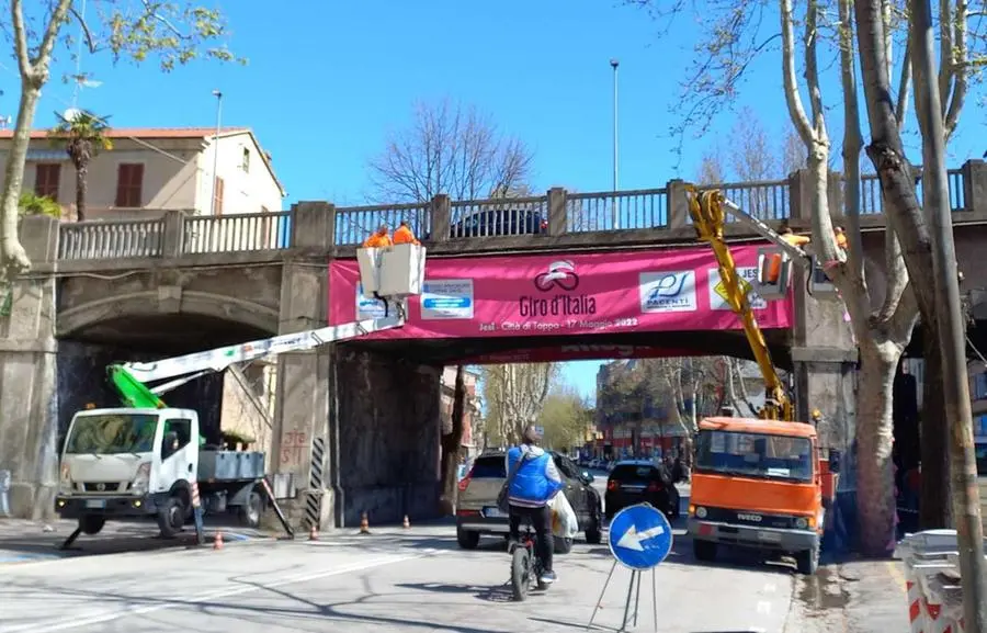 Sondaggi sul cavalcavia agghindato per il Giro