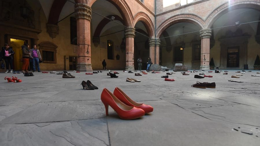 Scarpe rosse contro la violenza sulle donne