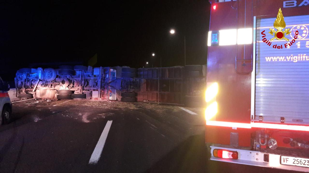 Incidente A14 Oggi Ancona, Autotreno Si Ribalta. Un Ferito E Autostrada ...