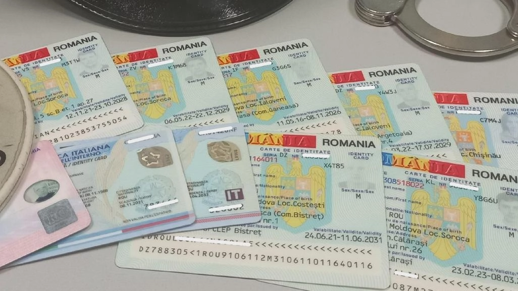 Documenti Falsi Arresti Due Moldavi In Manette Sequestrate Patenti E Carte Di Identità Romene 0709