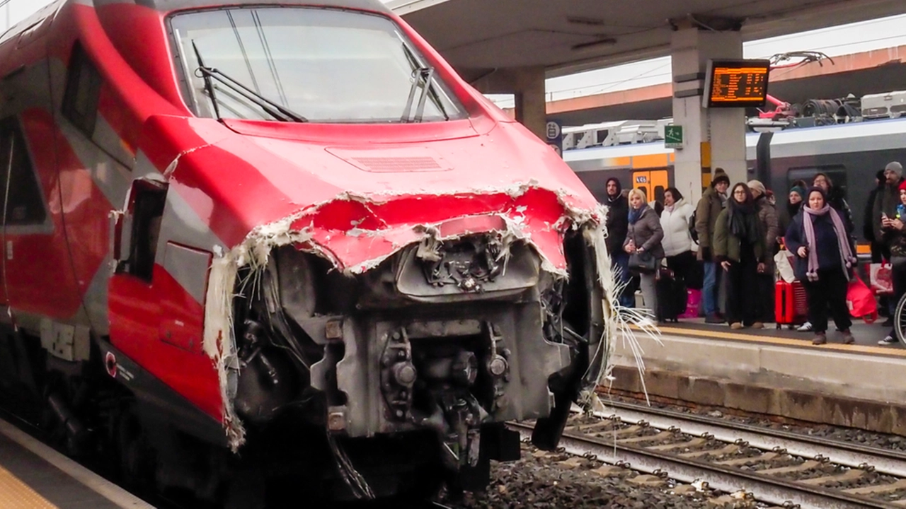 L’arrivo del treno a Faenza. A far luce sulla vicenda sarà la procura che ha aperto un fascicolo per disastro ferroviario (foto Tedioli)