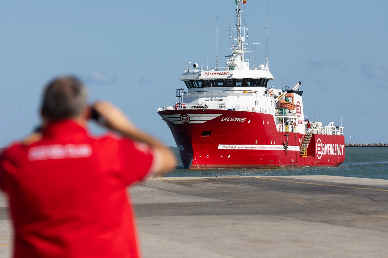 L'arrivo della nave Life Support di Emergency con 28 migranti a Ravenna (foto Zani)