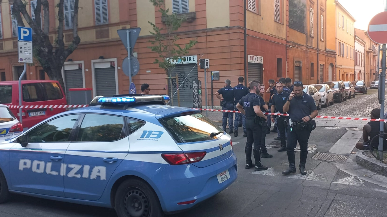 Omicidio in centro a Modena: giovane accoltellato alla gola